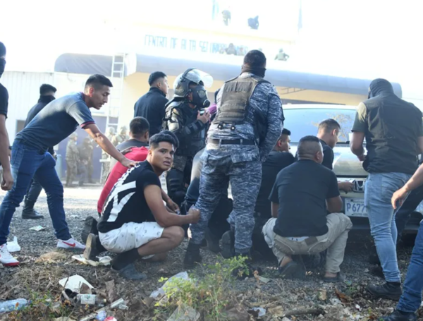 Guardias del sistema penitenciario esperan tras su liberación en la cárcel de máxima seguridad denominada ‘Renovación I’ este domingo, en Escuintla (Guatemala).