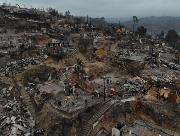 Viviendas destruidas tras un incendio forestal en Chile, enero 2026