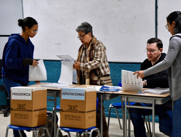 Funcionarios electorales cuentan los votos tras el cierre de las urnas en Costa Rica.