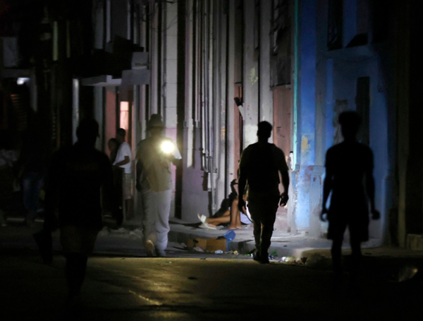 Personas caminando por una calle durante un apagón en La Habana (Cuba).
