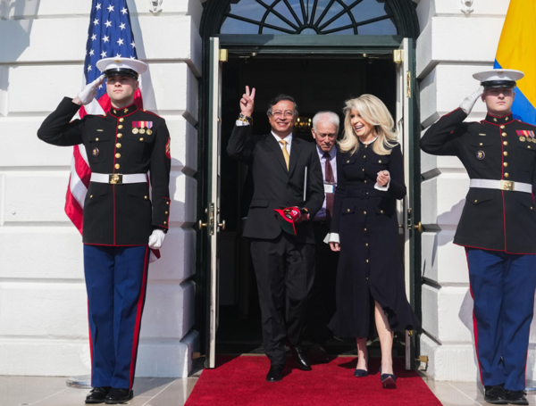 Presidente Gustavo Petro salió en foto con gorra de 'MAGA', lema de  gobierno de Donald Trump, tras reunión en Casa Blanca: detalle que escribió  en una