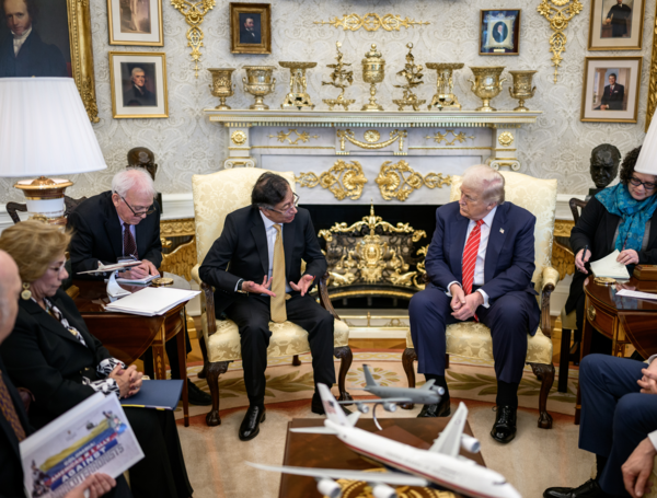 Presidente Gustavo Petro salió en foto con gorra de 'MAGA', lema de  gobierno de Donald Trump, tras reunión en Casa Blanca: detalle que escribió  en una