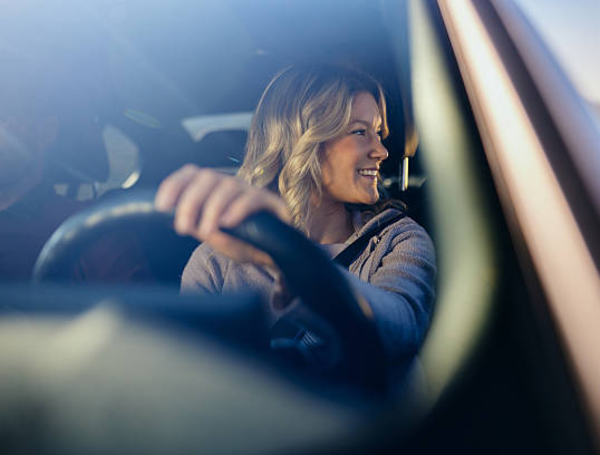 Mujeres manejando carro