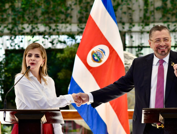 El presidente de Costa Rica, Rodrigo Chaves (R), y la presidenta electa Laura Fernández
