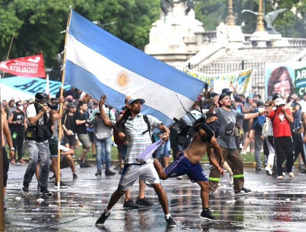 Manifestantes se enfrentan a la policía antidisturbios durante una protesta contra la reforma laboral en el Congreso Nacional de Argentina