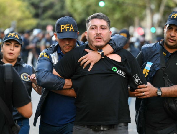 protesta de sindicalistas contra el debate sobre la reforma laboral en Argentina
