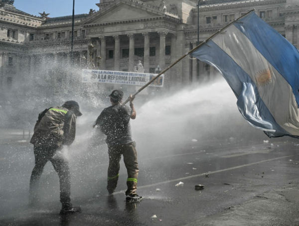 Manifestante ondea una bandera de Argentina frente al Congreso