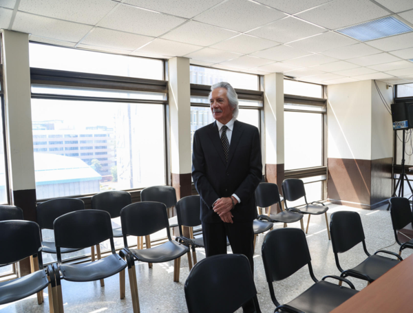 El periodista José Rubén Zamora Marroquín camina a su llegada a una audiencia este jueves, en el Juzgado Segundo Penal en Ciudad de Guatemala (Guatemala).
