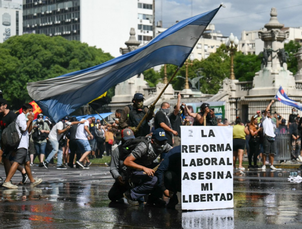 La semana pasada se registraron protestas y disturbios en Argentina durante el debate en el Senado sobre la reforma laboral.