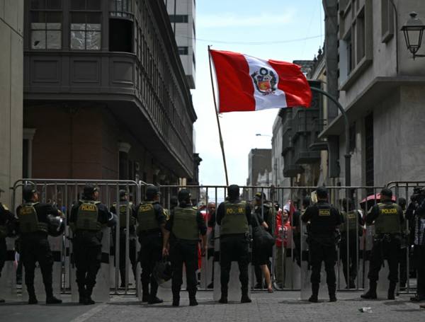 Protestas a las afueras del Congreso de Perú, donde se destituyó a José Jerí.