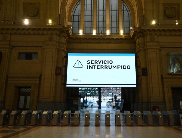Tablero muestra "Servicio interrumpido" en la estación de trenes de Constitución, Argentina, durante una huelga general este 19 de febrero