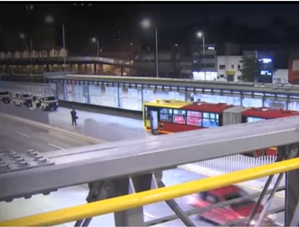 El suceso tuvo lugar aproximadamente a las 11:00 p.m. en las inmediaciones de la estación de TransMilenio