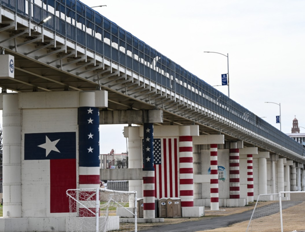 Puente internacional Eagle Pass 1 en la frontera entre Estados Unidos y México