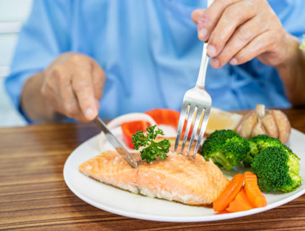 Huevos y pescado en la vejez: