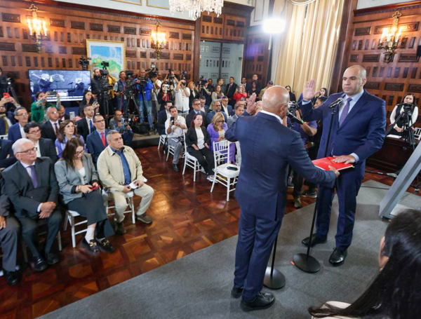 El nuevo fiscal general, Larry Devoe (der.), juró ante el presidente de la Asamblea Nacional, Jorge Rodríguez, en Caracas.