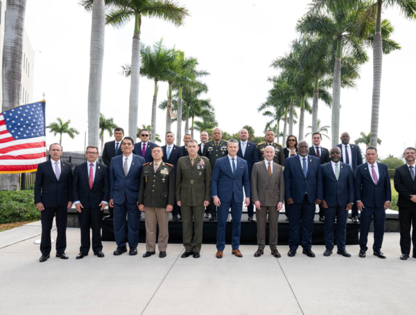 El secretario de Defensa de EE. UU. preside la cumbre Américas contra los carteles.