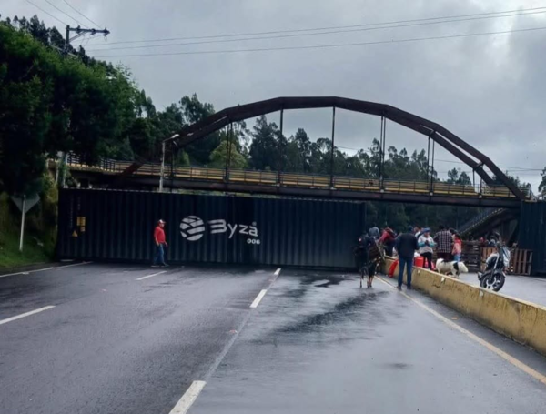 Bloqueo en la frontera entre Colombia y Ecuador: manifestantes reclaman ...