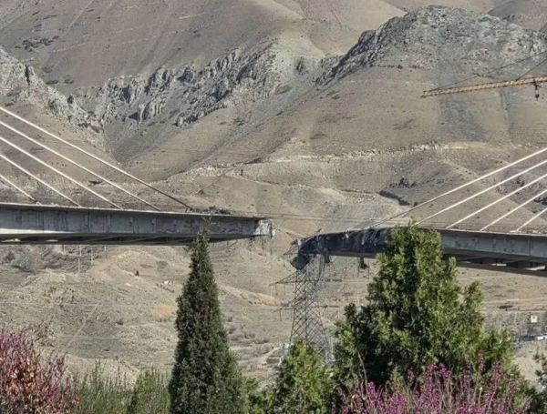Fotografía tomada de la cuenta en X @araghchi del ministro de Exteriores Irán, Abbas Araghchi, que muestra el puente B1 en Karaj (Irán).