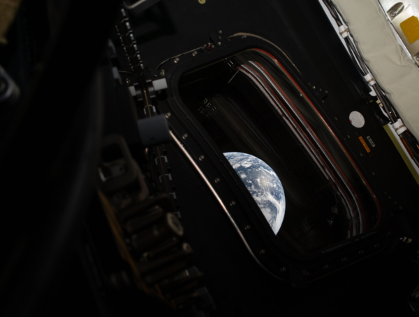 La Tierra vista desde la nave Orion durante la misión Artemis II, en una imagen captada por el astronauta Reid Wiseman tras la maniobra de inyección translunar.