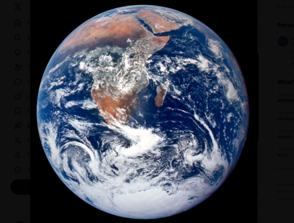 La Tierra captada en 1972 durante la misión Apolo 17, una de las fotografías más icónicas del planeta desde el espacio.