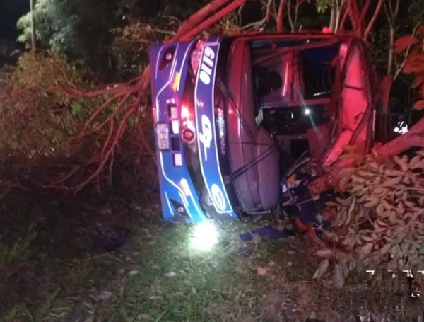 Bus intermunicipal se volcó en la vía Ibagué–Bogotá, a la altura de Payandé.