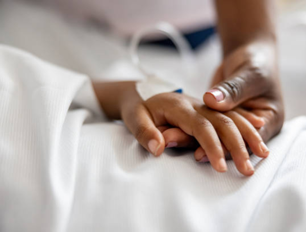 Menor de edad fue atacado violentamente por un joven que le pidió que lo dejara jugar fútbol en Medellín.