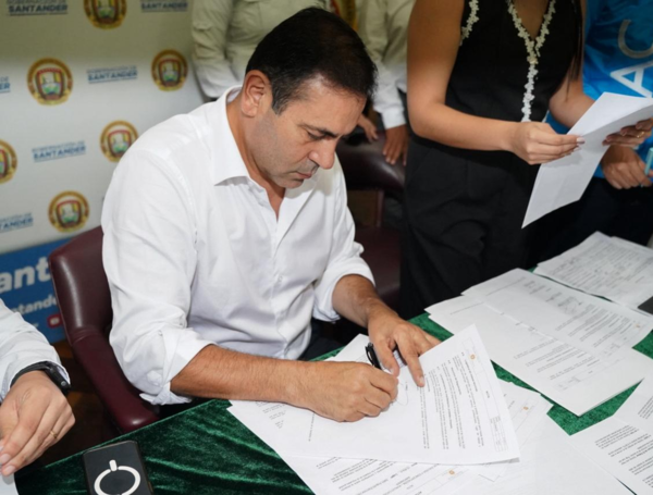 Gobernador Juvenal Díaz Mateus firmando acuerdos