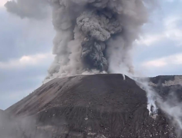 Turistas ignoraron las restricciones y escalaron un volcán activo en