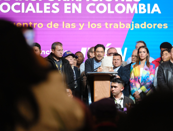 Iván Cepeda, candidato presidencial, con las centrales obreras.