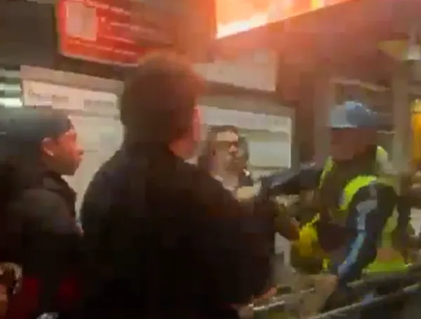Estudiantes y vigilantes se atacaron en estación de TransMilenio.