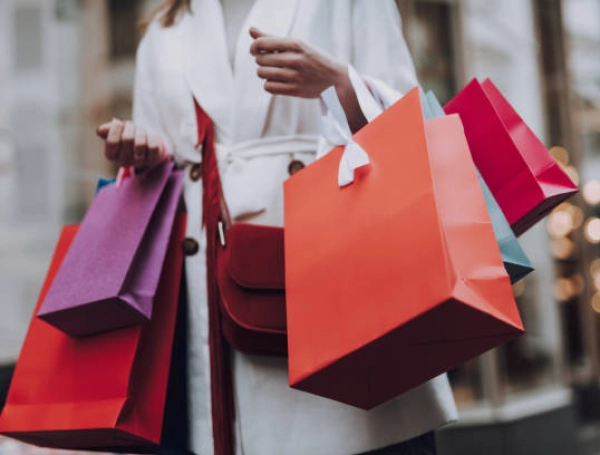 Con el dólar a la baja, así puede ahorrar al comprar tecnología, productos de belleza y artículos para el hogar