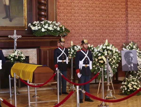 Además de dirigentes políticos, la ciudadanía también se acercó para rendir homenaje al exvicepresidente.