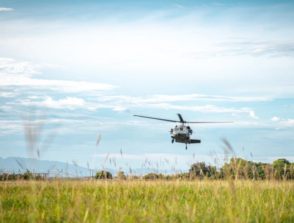 Helicóptero del Ejército que trasladó los cuerpos.
