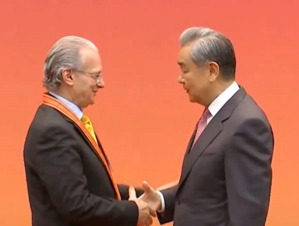 El reconocimiento resalta la cooperación entre China y Colombia.