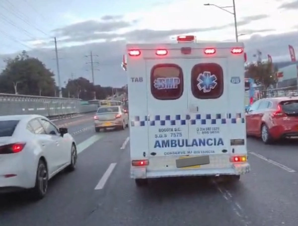 Ambulancia varada en la Autopista Norte