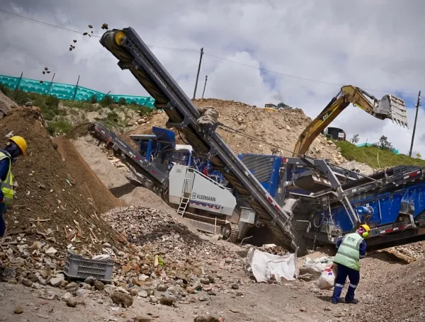 Bogotá transforma escombros clandestinos en material para las vías