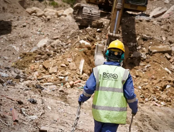 Bogotá transforma escombros clandestinos en material para las vías