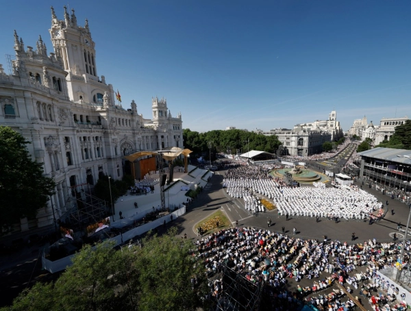 Papa León XIV ante más de 1,2 millones de personas en la plaza de Cibeles de Madrid.