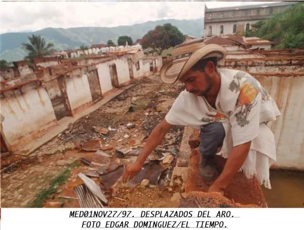 Fotografía que muestra la desolación en el municipio del Aro, tras la incursión paramilitar.