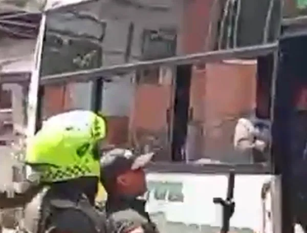 Uno de los policías golpeó las puertas del bus para hacer bajar al señalado guerrillero.