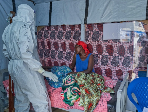 República Democrática del Congo eleva a 967 los muertos por ébola en un brote que ya afecta a cinco provincias y suma 2.423 casos confirmados