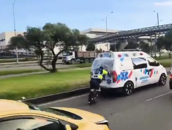 Ambulancia varada en la avenida Boyacá