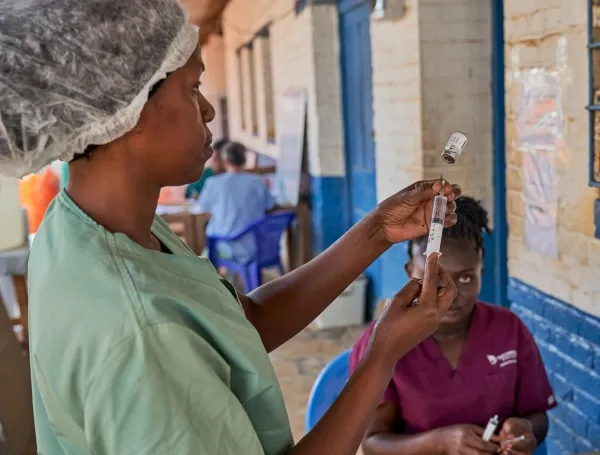 República Democrática del Congo eleva a 967 los muertos por ébola en un brote que ya afecta a cinco provincias y suma 2.423 casos confirmados