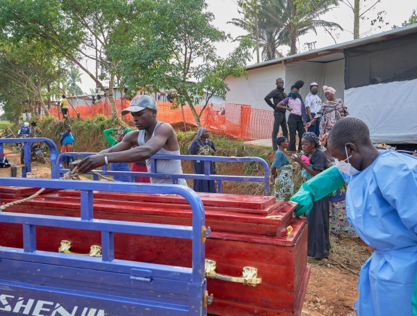 La crisis por ébola en RD del Congo deja 828 muertos y 2.124 casos confirmados mientras aíslan a trabajadores humanitarios estadounidenses en Kenia.
