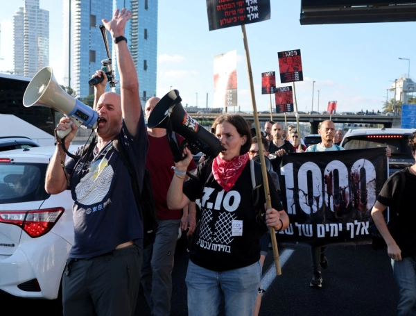 Israelíes durante una protesta contra el gobierno de Benjamín Netanyahu y la guerra en Gaza, al cumplirse 1.000 días del ataque de Hamás contra Israel del 7 de octubre de 2023