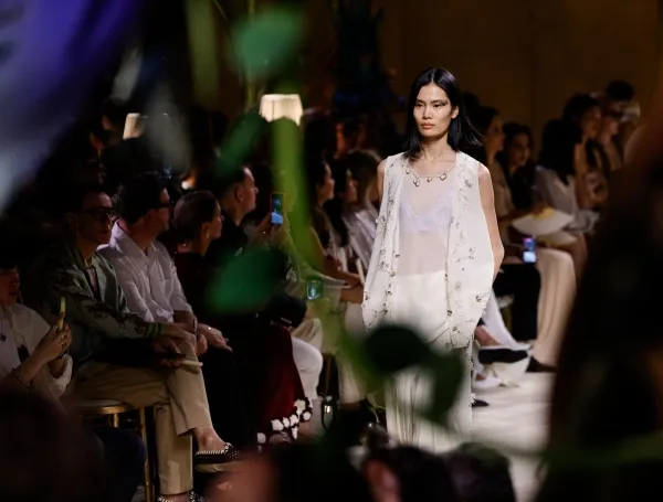 Una modelo presenta una creación de Chanel para la colección femenina de alta costura otoño/invierno 2026-2027 durante la Semana de la Alta Costura de París
