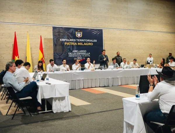 Lo que se sabe de la denuncia del plan para atentar contra Abelardo De La Espriella: le siguen la pista a cinco vehículos