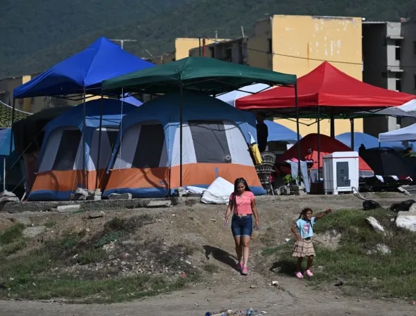 Refugio improvisado para personas desplazadas tras los dos terremotos en Venezuela