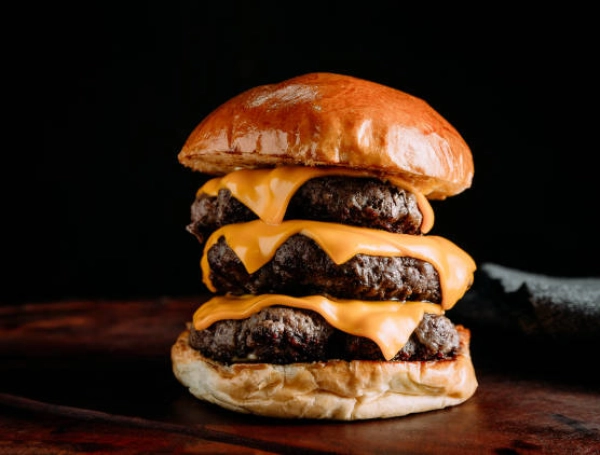 La tendencia de la hamburguesa triple llegó a distintos restaurantes en Colombia: estas son las promociones y combos disponibles