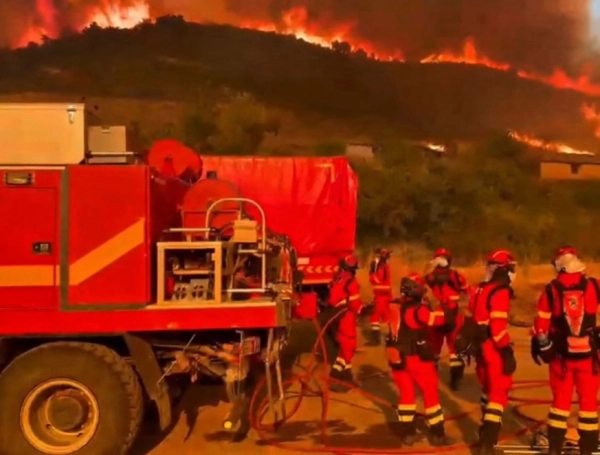Cientos de bomberos luchan contra un incendio forestal en España, cerca a Madrid; van más de 13.000 hectáreas quemadas y cientos de evacuados